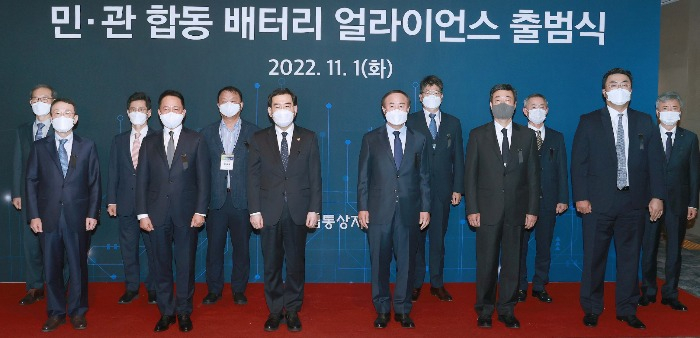 Trader Minister Lee Chang-yang and industry leaders pose for a photo to mark the launch of the battery alliance
