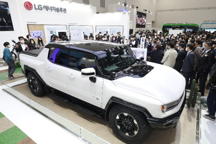 Visitors to the 2022 Daegu International Future Auto and Mobility Expo held in late October check out an electric pickup truck equipped with an LG Energy Solution battery