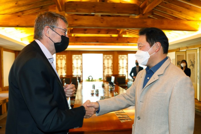 EQT　Partners　Founder　and　Chairman　Conni　Jonsson　(left)　meets　SK　Group　Chairman　Chey　Tae-won　in　December　2021　in　Korea　(Courtesy　of　SK)