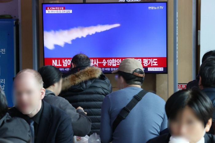 North　Korea　Barrages　south　with　missiles;　South　Korea　swiftly　responds