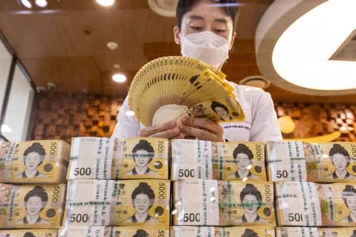 Hana　Bank　headquarters　office　(Courtesy　of　Yonhap)