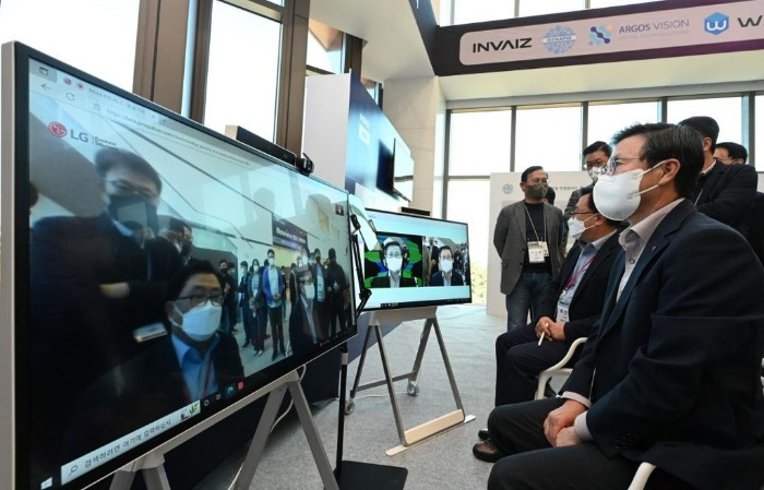 LG Electronics executives are listening to the startup's technical description (Courtesy of LG Elec)