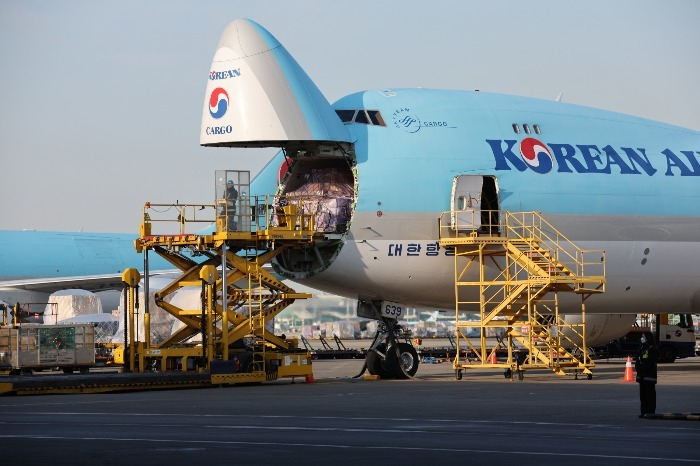 A　Korean　Air　plane　carrying　cargo　at　Incheon　International　Airport　(Courtesy　of　Yonhap)