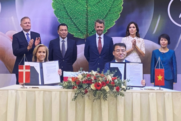 Ørsted Chief Procurement Officer Virginie Van de Cotte (left, front row), Doosan Enerbility's wind power business unit chief Kim Jae-yi (right, front row) (Courtesy of Doosan Enerbility)