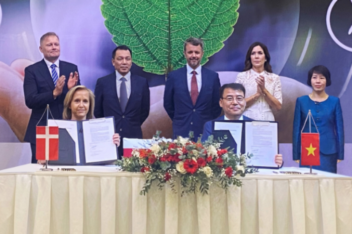 Ørsted　Chief　Procurement　Officer　Virginie　Van　de　Cotte　(left,　front　row),　Doosan　Enerbility's　wind　power　business　unit　chief　Kim　Jae-yi　(right,　front　row)　(Courtesy　of　Doosan　Enerbility)