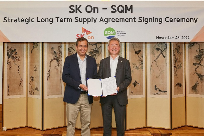 SQM　Executive　Vice　President　Carlos　Diaz　(left),　SK　On　Chief　Operating　Officer　Jin　Kyo-won　(Courtesy　of　SK　On) 