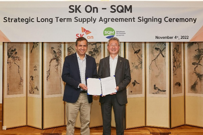 SQM Executive Vice President Carlos Diaz (left), SK On Chief Operating Officer Jin Kyo-won (Courtesy of SK On)