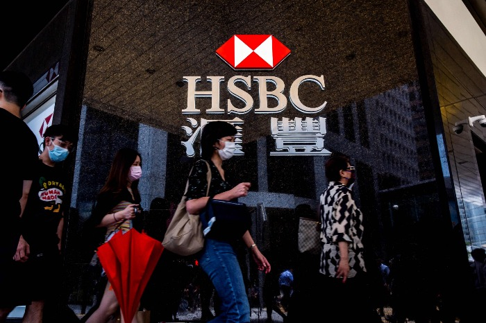 Pedestrians　walk　past　an　HSBC　branch　in　Hong　Kong　(Coutesy　of　Yonhap)