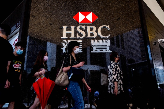 Pedestrians walk past an HSBC branch in Hong Kong (Coutesy of Yonhap)