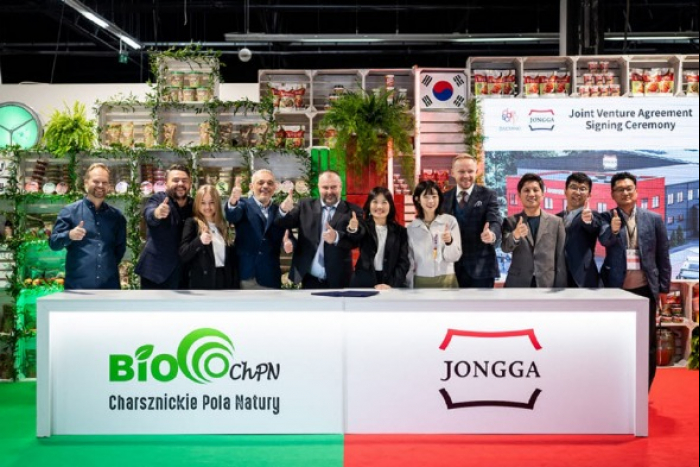 Officials　of　Daesang　and　ChPN　pose　for　photo　during　a　signing　ceremony　for　joint　venture　(Courtesy　of　Daesang)