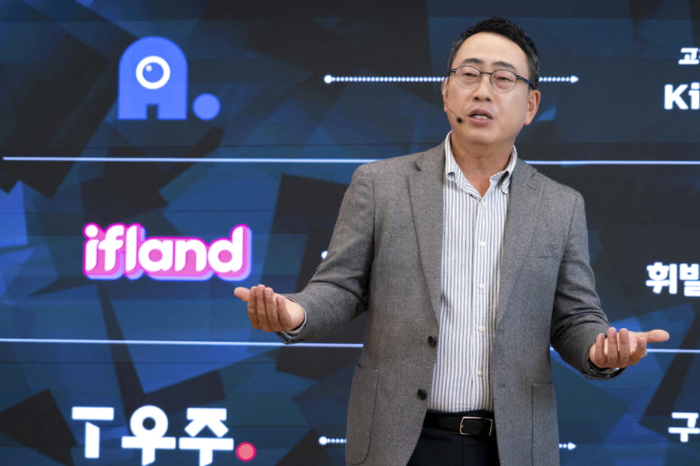 SK Telecom CEO Ryu Young-sang speaks at a town hall meeting on Nov. 7 (Courtesy of SK Telecom)
