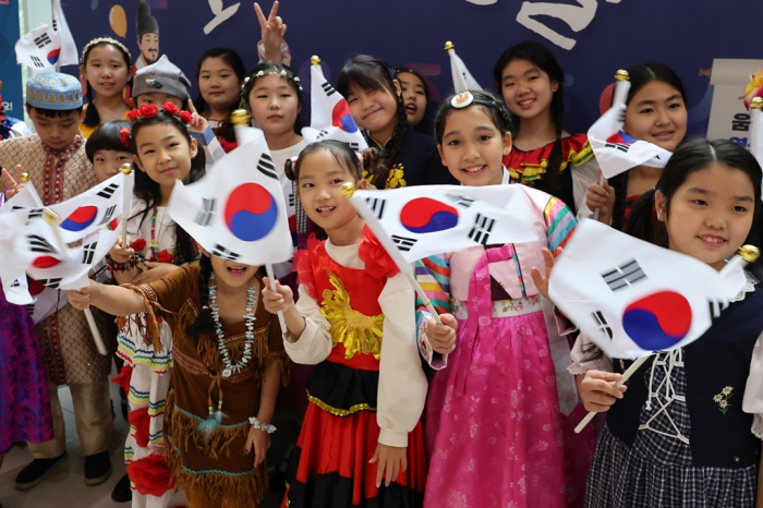 Children　of　multicultural　families　in　South　Korea　during　an　event　on　Hangul　Proclamation　Day,　Oct.　9,　2022　(Courtesy　of　Yonhap)