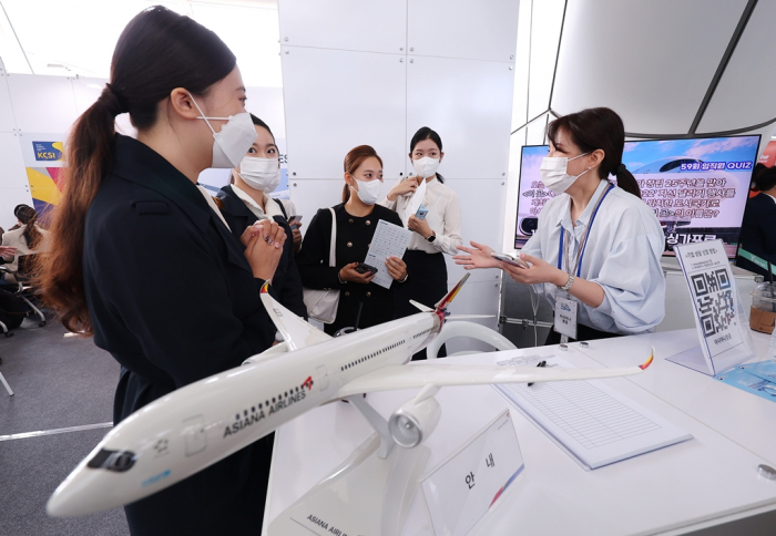 Asiana　Airline’s　booth　at　a　job　fair　for　the　aviation　industry　held　on　Oct.　27,　2022,　at　Incheon　International　Airport,　South　Korea’s　main　gateway　(Courtesy　of　Yonhap)