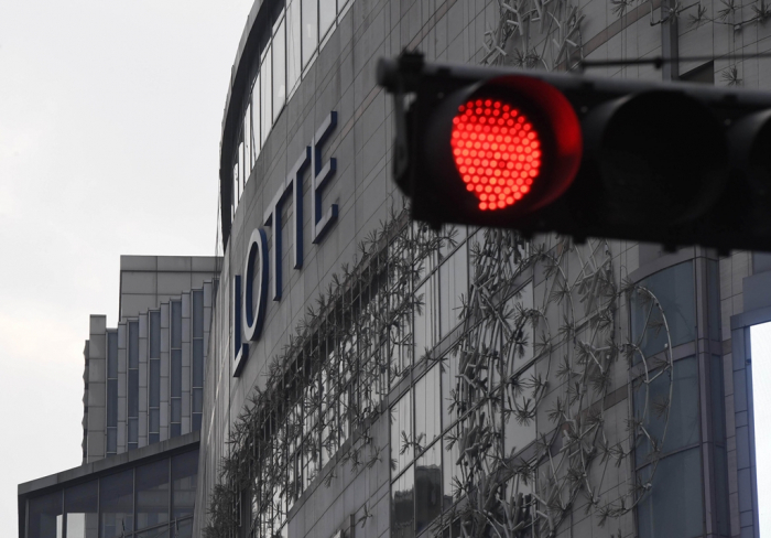 A red traffic light near Lotte Department Store in Seoul
