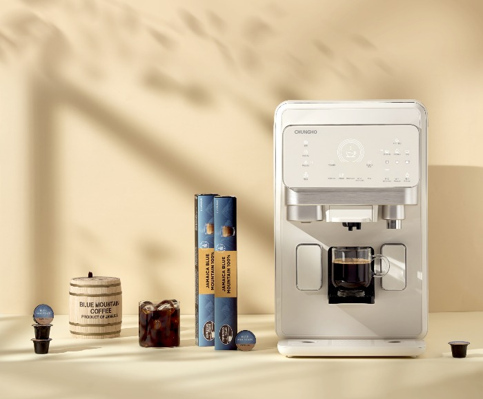 A　coffee　machine　by　Chungho　Nais　that　comes　with　an　ice-making　function　(Courtesy　of　Chungho　Nais)