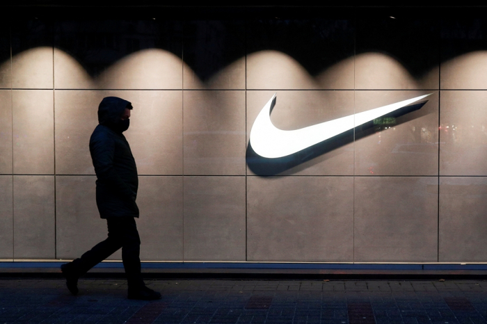 A　man　walks　past　a　Nike　brand　store