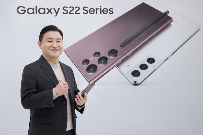 TM　Roh,　Samsung's　president　and　head　of　its　MX　business,　at　Galaxy　Unpacked　2022