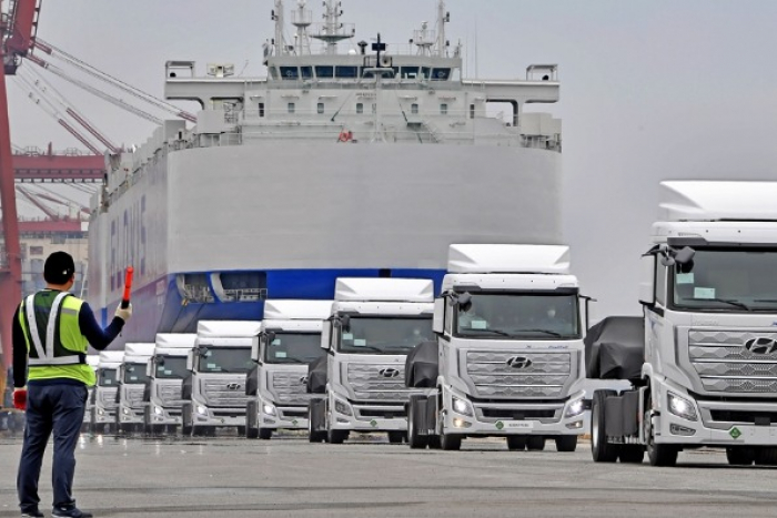 Hyundai　Glovis　is　a　logistics　company　engaged　in　marine　transportation　and　distribution