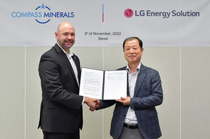 Compass　Minerals　Senior　Vice　President　Chris　Yandell(left)　and　LG　Energy　Senior　Vice　President　Kim　Dong-soo  