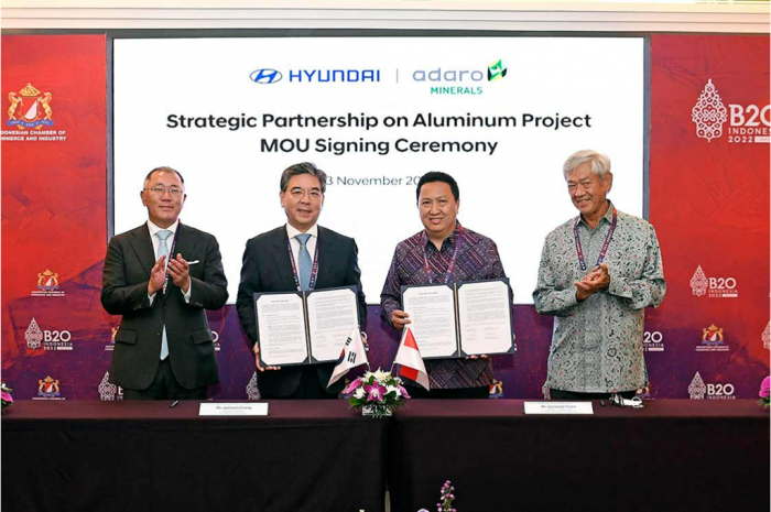 Hyundai Motor Group Chairman Chung Euisun (from left), Hyundai Motor President & CEO Chang Jae-hoon, PT Adaro Minerals Indonesia President Commissioner Garibaldi Thohir and Adaro Energy Indonesia President Commissioner Edwin Soeryadjaya take a photo after signing a memorandum of understanding on cooperation on Nov. 13, 2022, in Bali, Indonesia (Courtesy of Hyundai Motor)