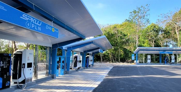 An　EV　charging　station　equipped　with　SK　Signet　charging　posts　in　Bali,　Indonesia　(Courtesy　of　SK　Signet)