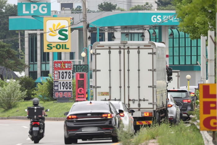 Vehicles lined up at a gas station in Korea