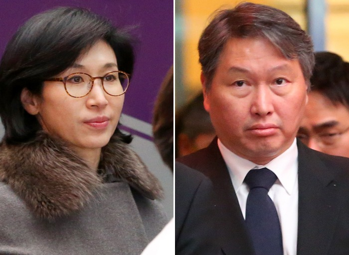 Director of Art Center Nabi Roh Soh-yeong and SK Group Chairman Chey Tae-won