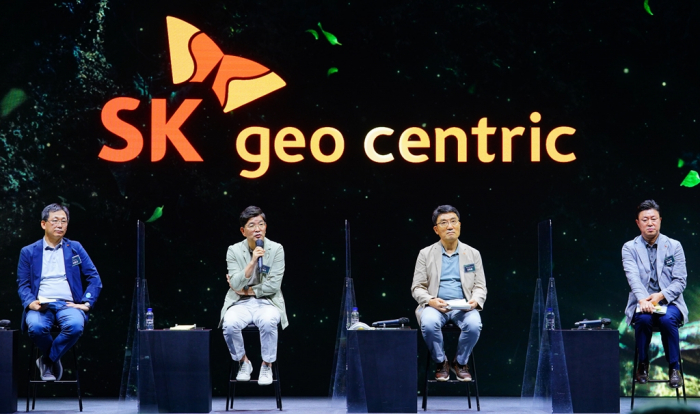 SK Geo Centric CEO Na Kyung-soo (second from left)