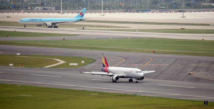 Aircraft　of　Korean　Air　and　Asiana　on　a　runway　of　Incheon　International　Airport,　South　Korea　(Courtesy　of　Yonhap)