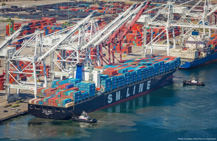 SM　Line's　container　ship　docked　at　the　Port　of　Long　Beach