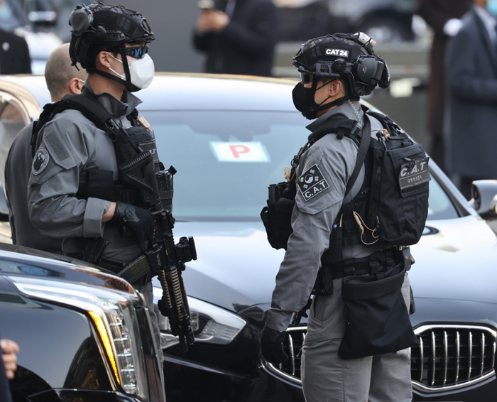 Security　guards　near　Lotte　Hotel　in　Seoul　where　visiting　Saudi　Crown　Prince　Mohammed　bin　Salman　is　staying