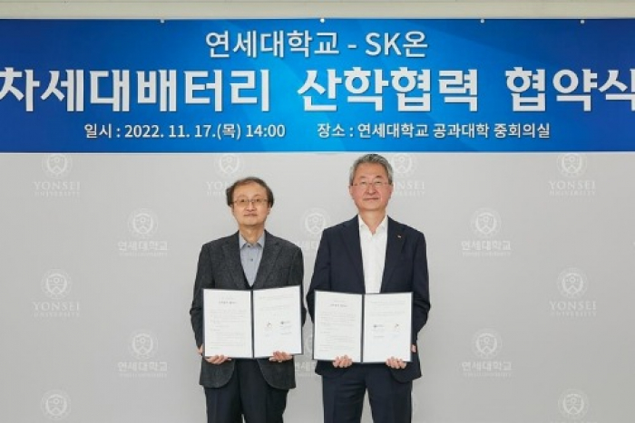 Park　Seung-han,　Yonsei　university's　vice　president　for　research　affairs(left)　and　SK　On　CEO　Jin　Kyo-won 