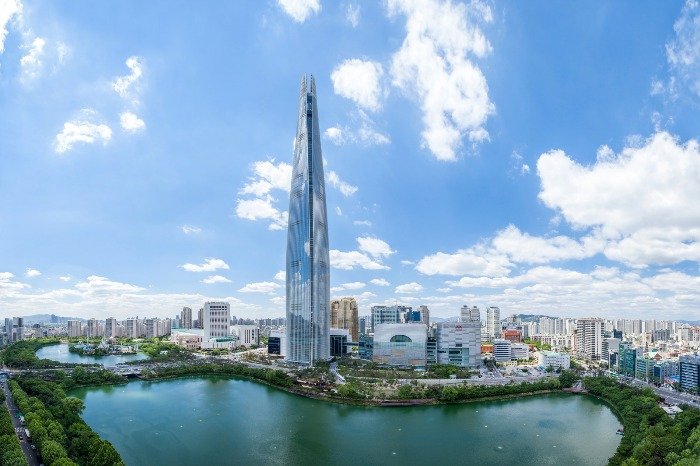 Lotte　Tower　in　Jamsil,　one　of　Seoul's　landmarks 