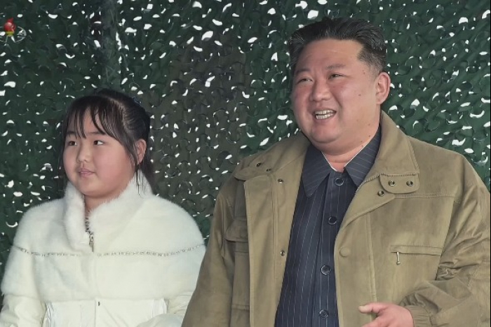 North　Korean　leader　Kim　Jong-un　stands　with　his　daughter　(Courtesy　of　Yonhap)