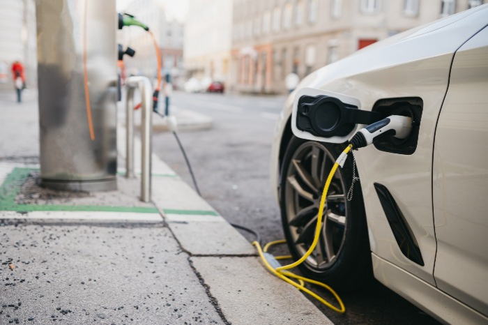 Electric　car　at　a　charging　station　(Courtesy　of　Getty　Images)