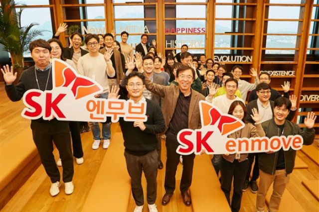 SK　Lubricants　CEO　Cha　Gyu-tak　(third　to　the　left)　and　employees　on　Nov.　18　(Courtesy　of　SK　Lubricants) 