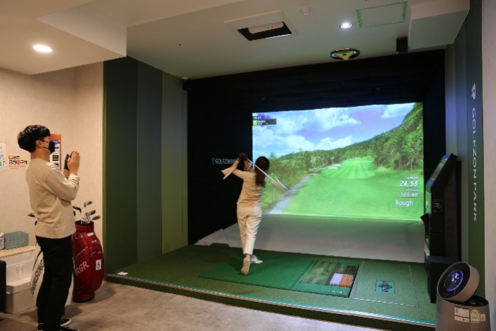 Golfzon County's golf simulator
