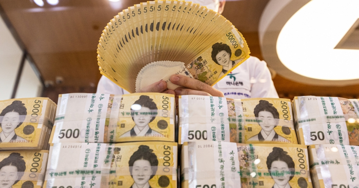 South　Korean　50,000　won　notes　at　Hana　Bank　headquarters　in　Seoul　(Courtesy　of　Yonhap)