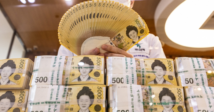 South Korean 50,000 won notes at Hana Bank headquarters in Seoul (Courtesy of Yonhap)