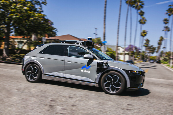 Motional's　IONIQ5　robotaxi　(Courtesy　of　Motional)