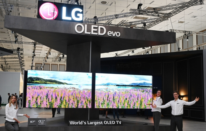 LG's　97-inch　EVO　Gallery　Edition,　the　world's　largest　OLED　TV