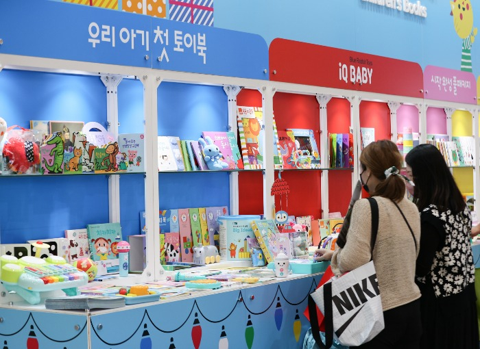 Women　check　out　children's　books　at　a　fair　in　Seoul,　South　Korea 