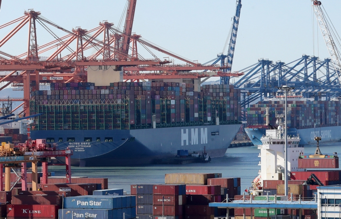 An　HMM　container　ship　at　the　Port　of　Busan,　South　Korea　(Courtesy　of　Yonhap)