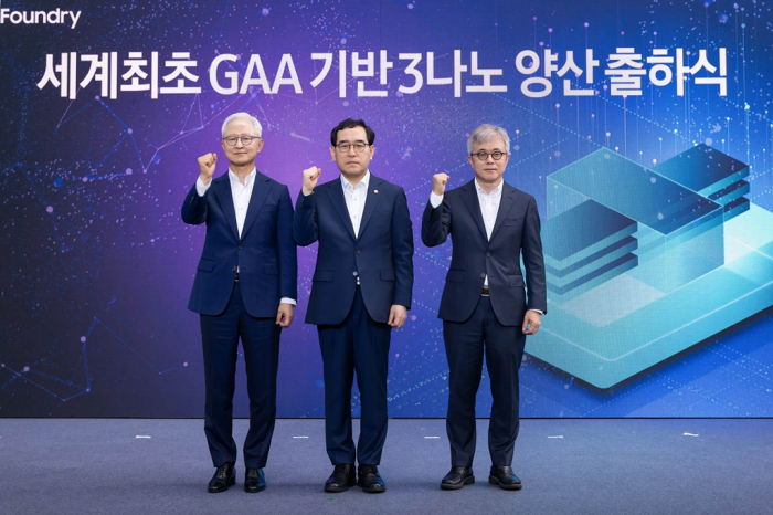 Samsung executives celebrate the production of the world's first 3 nm GAA chips