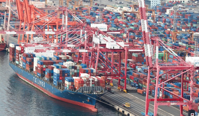 Container　unloading　is　under　way　at　Busan　Port