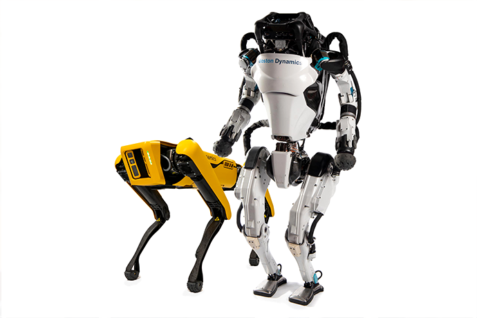 Boston　Dynamics'　dog-like　robot　Spot　(left)　and　humanoid　robot　Atlas