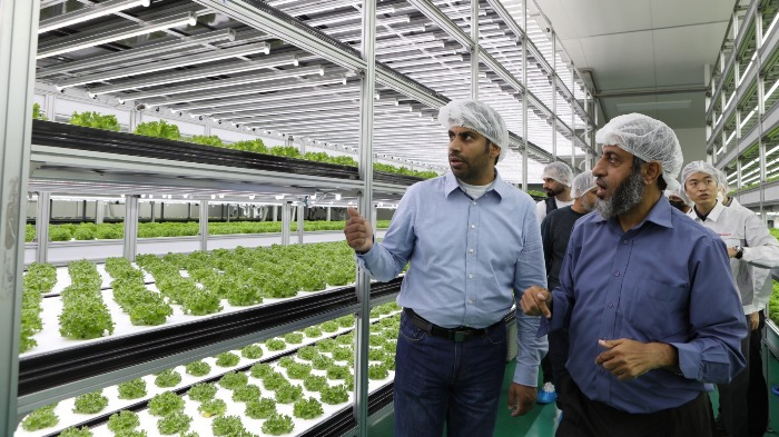 Government　officials　of　Oman　take　a　tour　of　Nongshim's　smart　factory　in　Anyang,　South　Korea　(Courtesy　of　Nongshim)