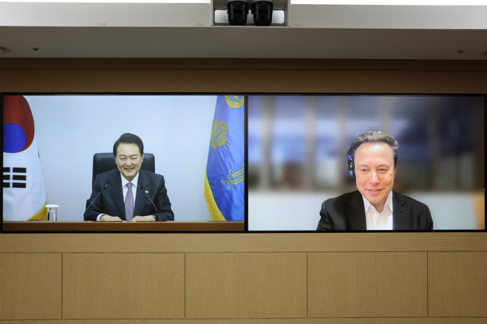 South　Korean　President　Yoon　Suk-yeol　holds　a　virtual　meeting　with　Elon　Musk