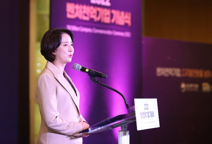 Startup　Minister　Lee　Young　giving　a　keynote　speech　at　a　startup　conference　in　Seoul　on　Nov.　22　(Courtesy　of　The　Ministry　of　SMEs　and　Startups)