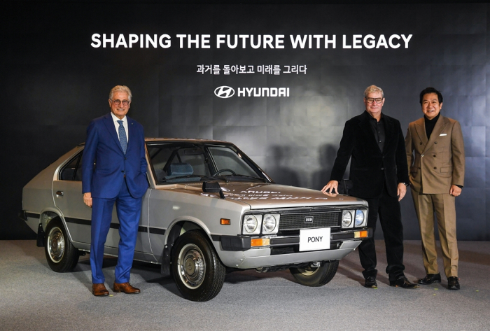 Hyundai　Motor　plans　to　resurrect　the　1974　Pony　Coupe　concept　with　designer　Giogretto　Giugiaro　(left)